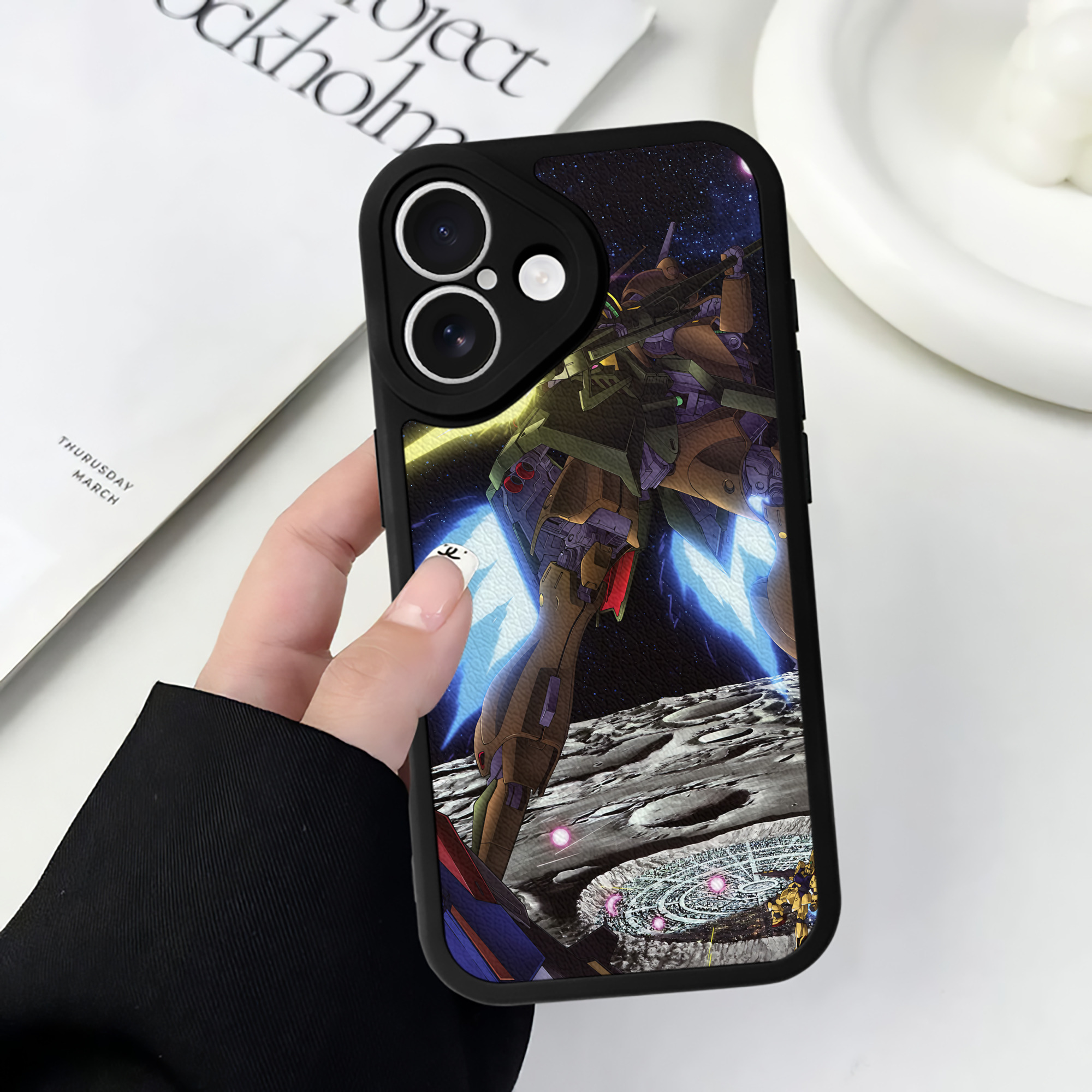 （画像用） 機動戦士ガンダム Mobile Suit Gundam 【iPhone 16シリーズ対応】シリコンスマホケース（レザー調） 材質：シリコン